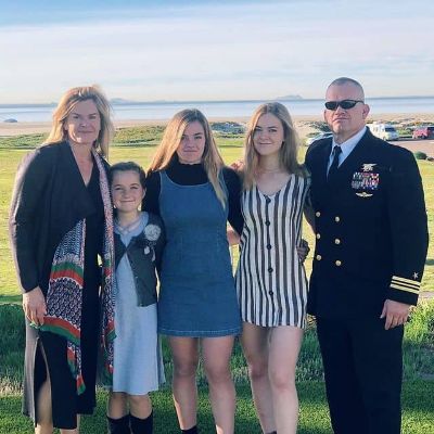 Jocko Willink is in his uniform, while his daughters Freja, Rana, and other daughter is standing between him and Helen Willink.